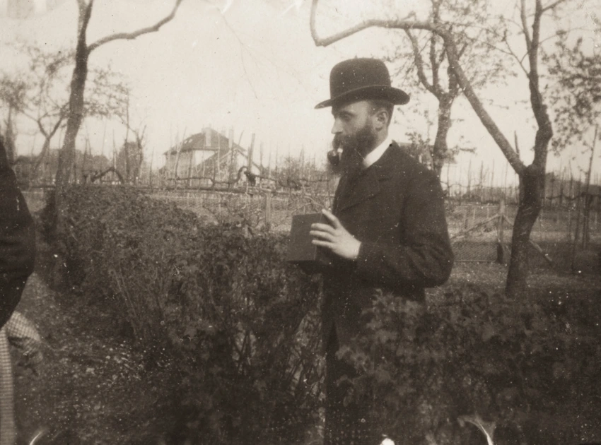 Pierre Bonnard - Vuillard tenant son appareil Kodak