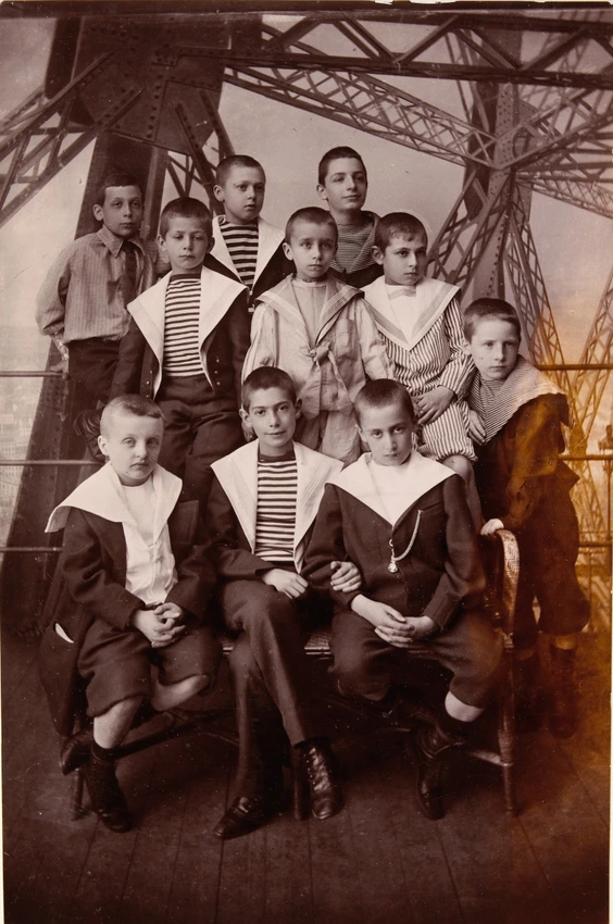 Neurdein frères - Groupe de dix enfants dont Robert et Georges Salles, à la tour...