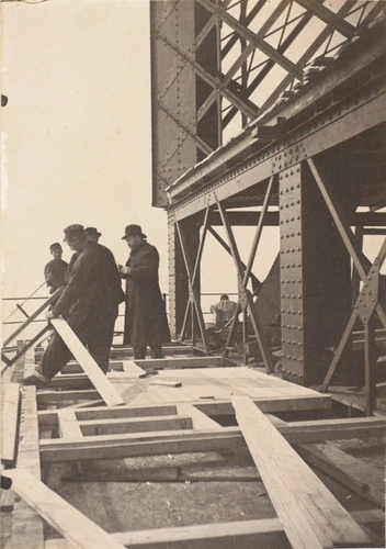 Henri Rivière - La Tour Eiffel - Trois ouvriers et deux visiteurs sur la plate-f...