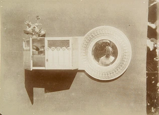 Anonyme - Photographie d'une étagère de Carlo Bugatti