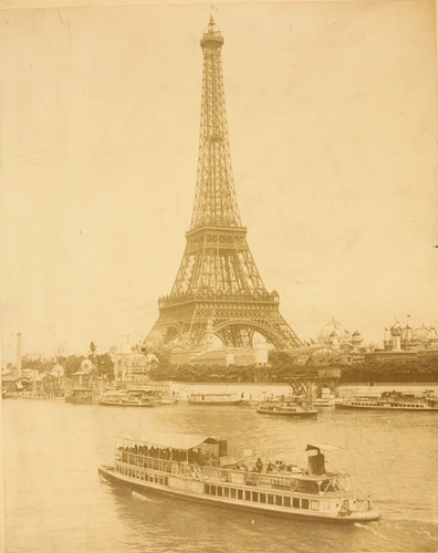 Anonyme - La Tour Eiffel. Au premier plan la Seine, puis les bâtiments de l'Expo...