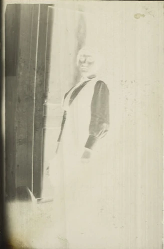 Pierre Bonnard - Modèle debout devant la porte de l'atelier parisien de Bonnard