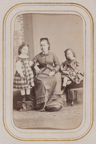 Portrait d'une jeune femme entourée de deux enfants