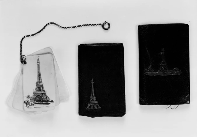 Anonyme - Portefeuille orné d'une tour Eiffel entre deux pavillons de l'Expositi...
