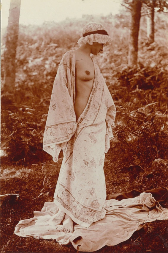 Charles Augustin Lhermitte - Jeune femme posant en peignoir dans une clairière d...