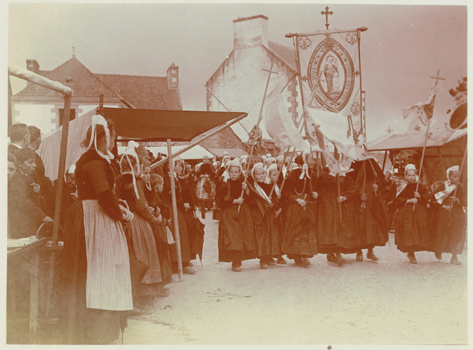 Charles Augustin Lhermitte - Douarnenez ?, fillettes portant des bannières