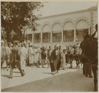 Henri Evenepoel - Personnes rassemblées devant des cavaliers (le bey de Tunis)