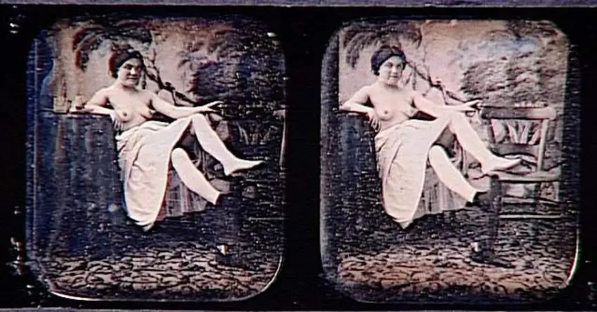 Femme à demi-nue assise, les pieds sur une chaise - Anonyme