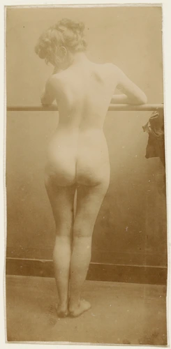 François-Rupert Carabin - Femme nue debout de dos, bras posés sur une barre