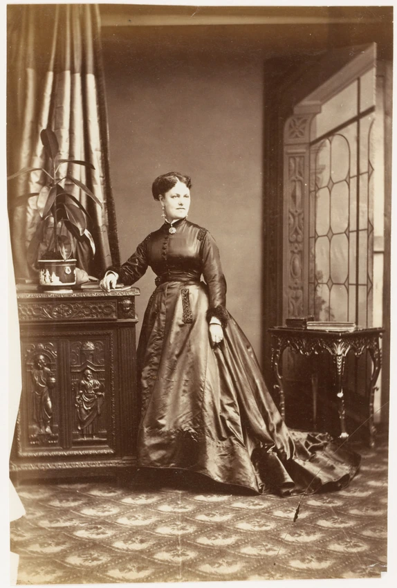 André Adolphe Eugène Disdéri - Mme Esther David en pied, en une pose