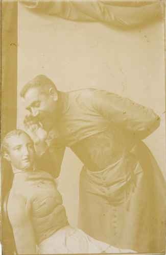 François Brunery - Homme en costume sacerdotal penché vers un mannequin en bois ...
