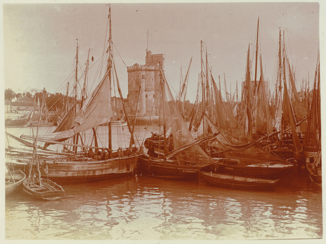 Charles Augustin Lhermitte - La Rochelle, groupe de voiliers amarrés, et la tour...
