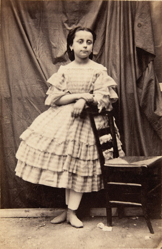 Achille Bonnuit - Petite fille en pied appuyée au dossier d'une chaise