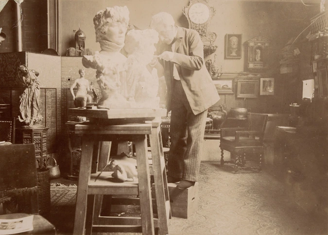 Anonyme - Portrait de Jean Léon Gérôme dans son atelier travaillant au buste de ...