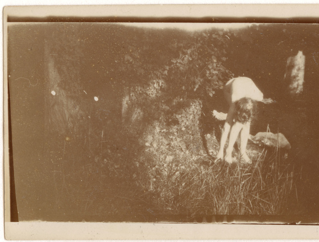 Pierre Bonnard - Marthe de face, se baissant, la main droite au sol