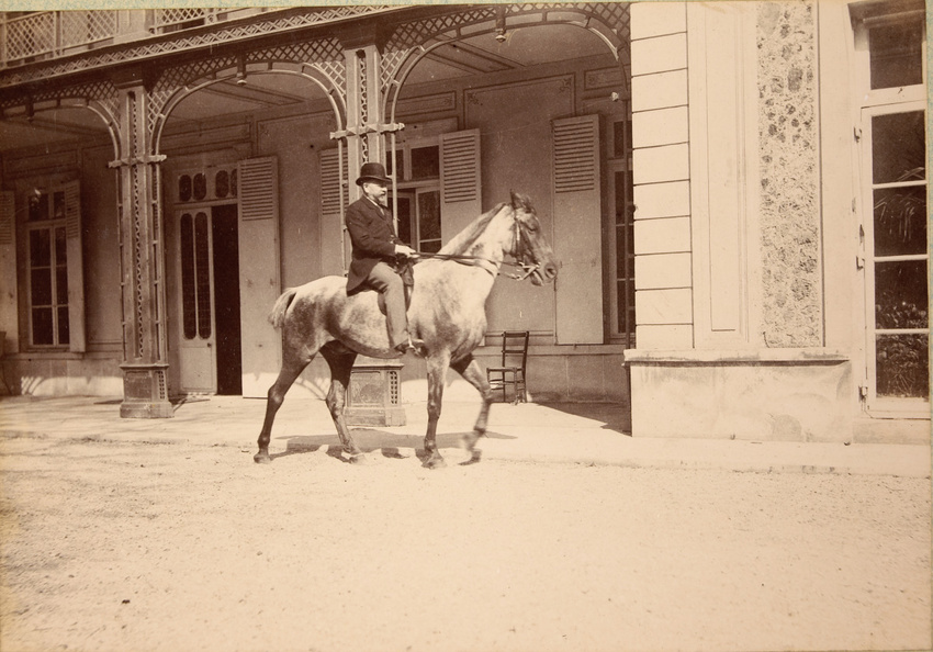 Anonyme - Gustave Eiffel cavalier devant le château des Bruyères à Sèvres