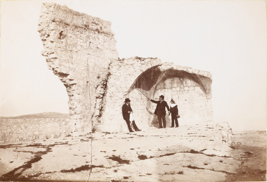 Gustave Eiffel - G. Eiffel, Mr Cailletet et Robert Salles devant des ruines au C...