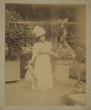 Anonyme - Portrait de Suzanne Gérôme, épouse d'Aimé Morot dans un jardin