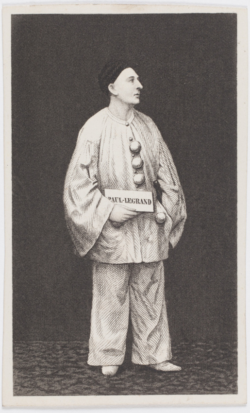 Anonyme - Paul Legrand en habit de Pierrot, debout, de trois-quart, tenant un éc...