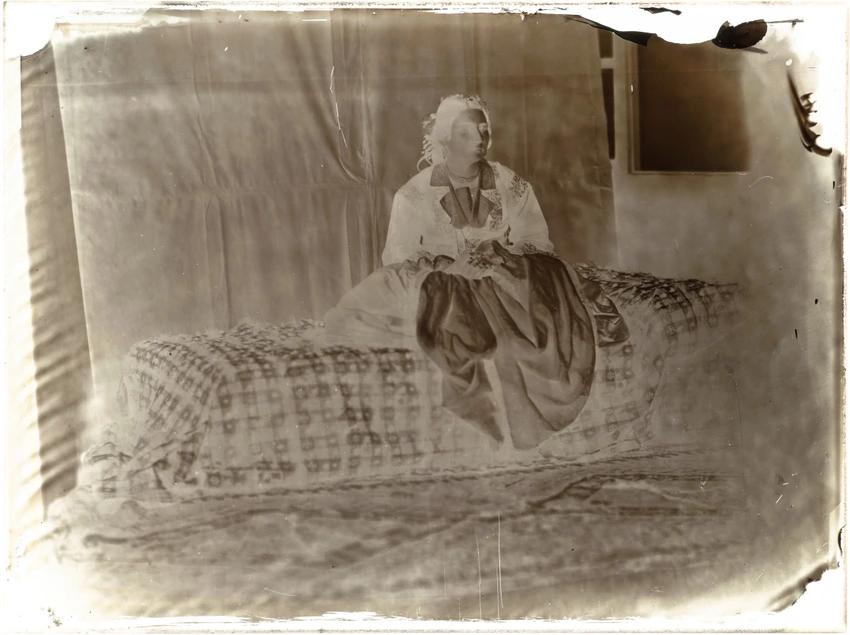 Femme assise sur un lit - Henry Sauvaire