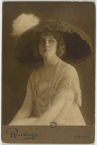 Léopold Reutlinger - Jane Renouardt avec un grand chapeau