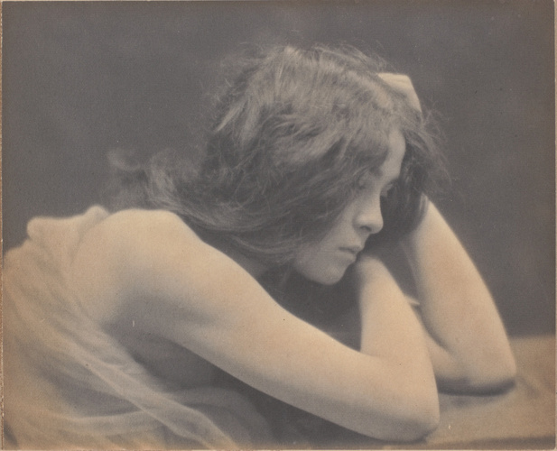 André Hachette - Jeune femme brune de profil, tête dans les mains