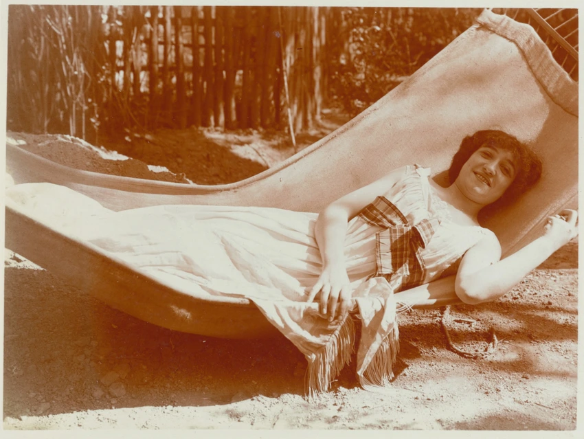 Charles Augustin Lhermitte - Jeune femme souriante, allongée dans un hamac
