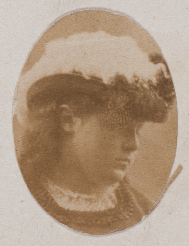 Clementina Hawarden - Clementina Maude (présumée) de profil, portant un chapeau ...