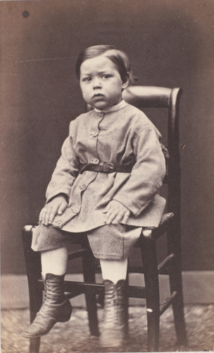 Achille Bonnuit - Petit garçon assis sur une chaise