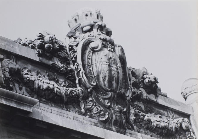 Jim Purcell - Ecusson surmontant la façade Seine