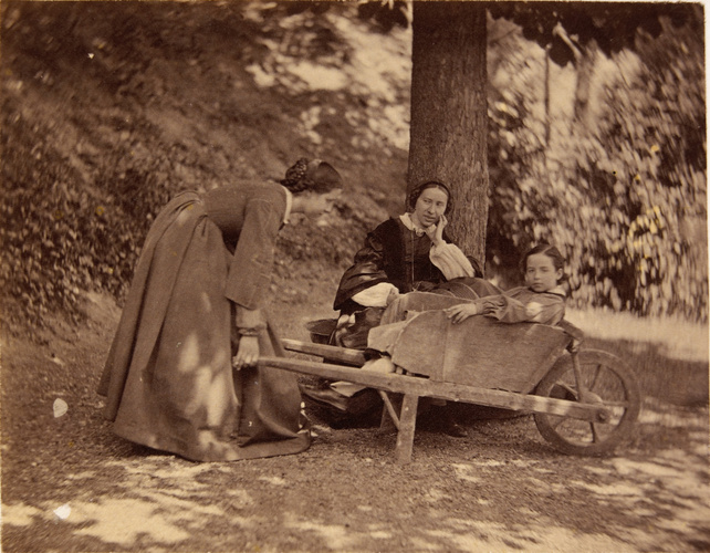 Achille Bonnuit - Deux jeunes femmes et un enfant dans une brouette (Eugénie Bon...