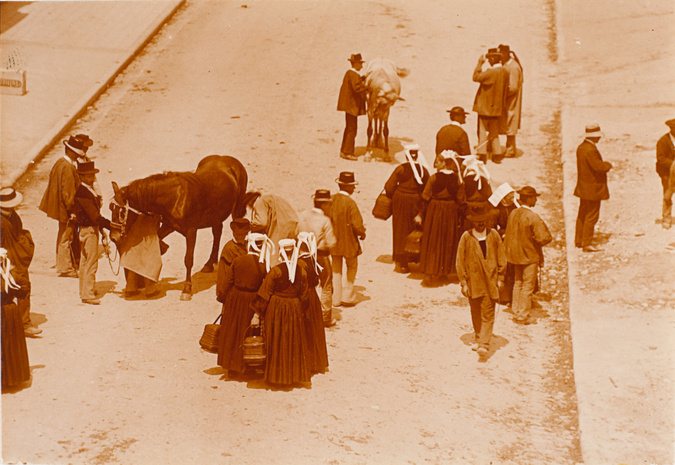 Charles Augustin Lhermitte - Scène de marché, bretons et chevaux dans la rue