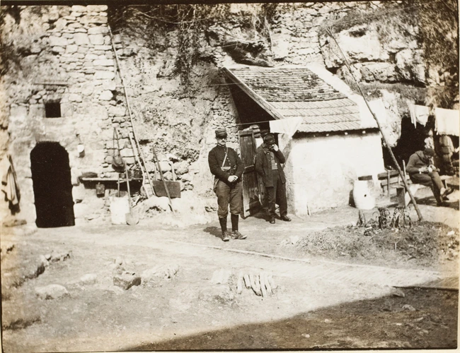 La Cour de notre maison et la grotte des téléphonistes, 1915 - Anonyme