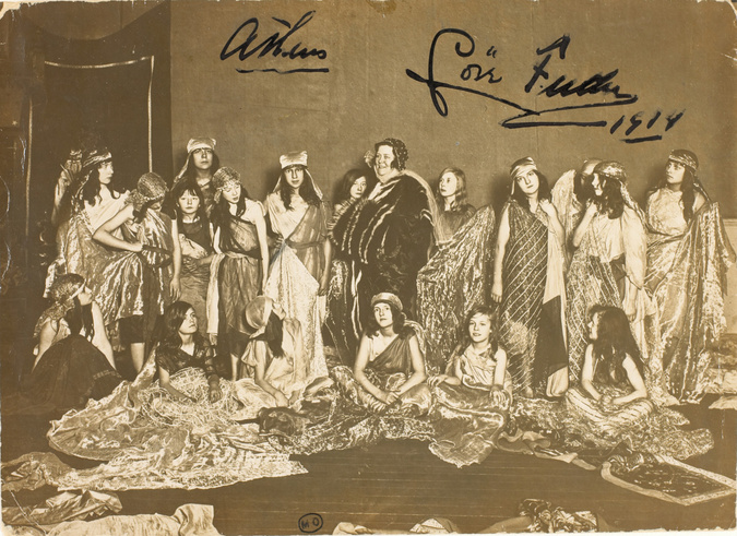 Harry C. Ellis - Athènes, Loïe Fuller en manteau de fourrure posant avec ses élè...