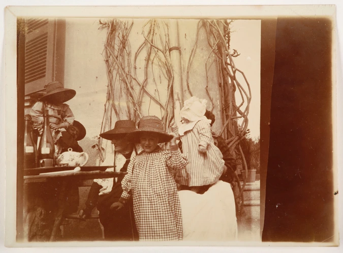 Edouard Vuillard - Autour d'une table, Bonnard tenant Renée dans ses bras, Mme M...
