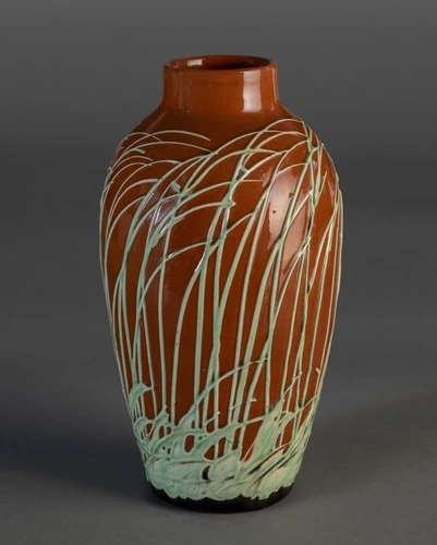 Vase à décors de tiges vert pâle sur fond rouge - Max Laüger