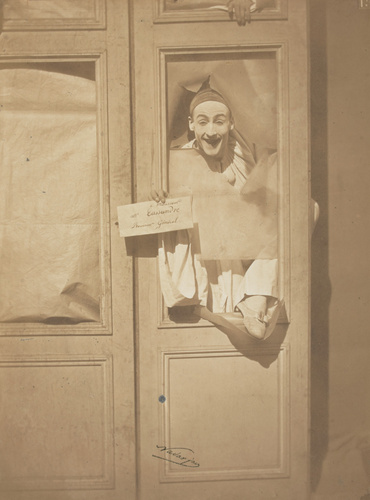 Adrien Tournachon - Pierrot enjambant une porte-fenêtre