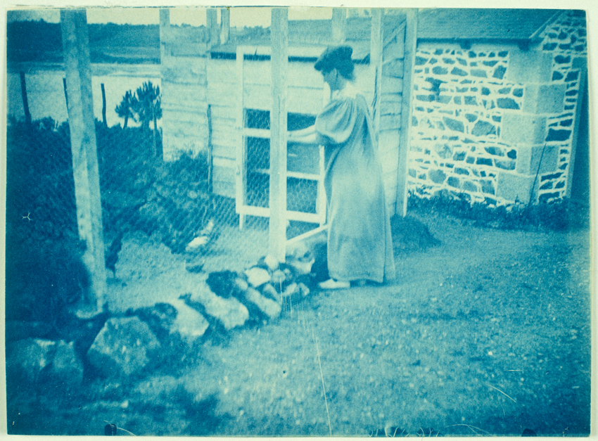 Henri Rivière - Madame Rivière debout devant la porte du poulailler de "Landiris...