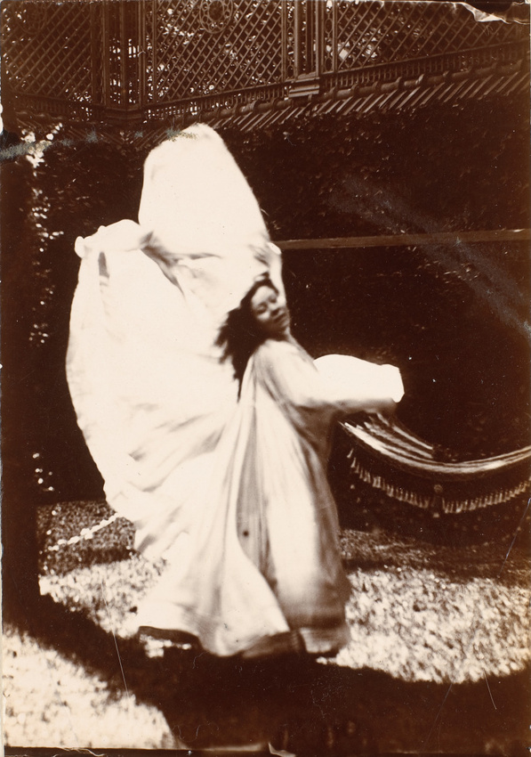 Gabriel Loppé - Loïe Fuller dansant avec ses voiles, bras gauche levé