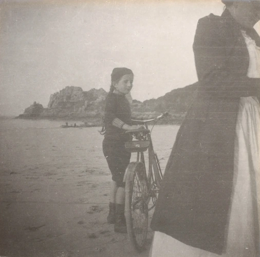 Anne-Marie et sa bicyclette sur la plage, Perros-Guirec (Côtes-d'Armor) - Maurice Denis