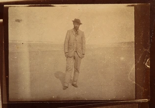 Pierre Bonnard - Pierre Bonnard sur une plage, en costume et chapeau, séjour au ...