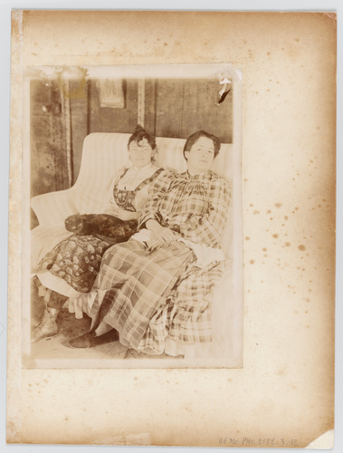 Anonyme - Sur une banquette, Suzanne Valadon (?) et Lili Grenier tenant un chat,...