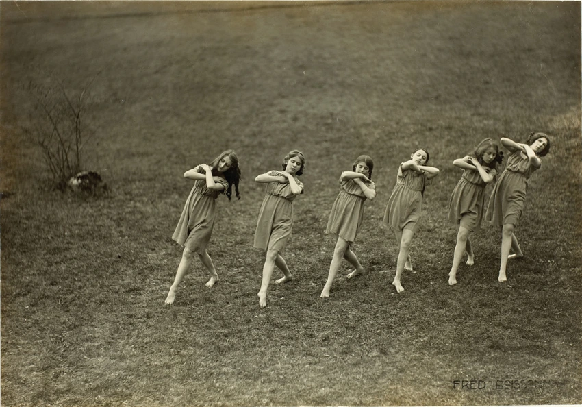 Frédéric Boissonnas - Six filles dansant