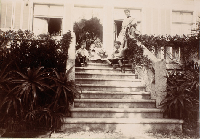 Anonyme - Claire Salles et ses trois enfants en haut des marches de l'escalier d...