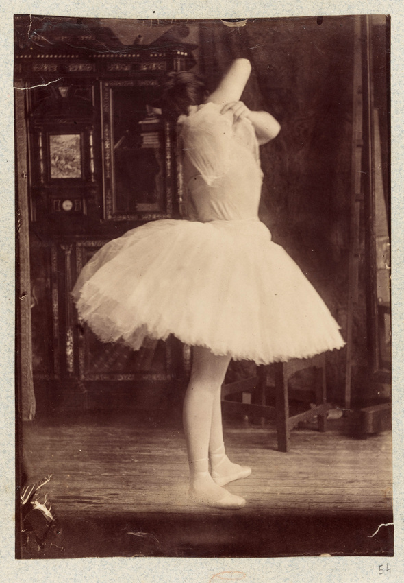 Albert Belleroche - Lili Grenier en danseuse se déshabillant, dans l'atelier d'A...