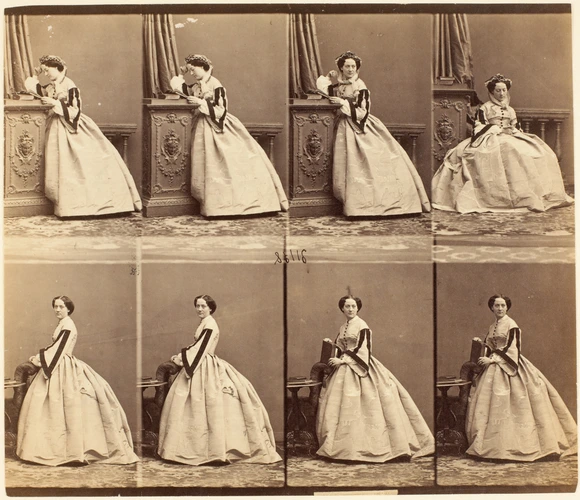 André Adolphe Eugène Disdéri - Mme Colville en huit poses, sept en pied, une ass...