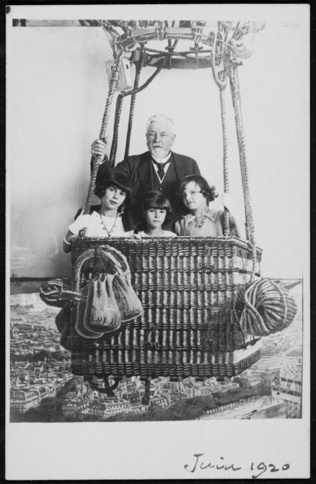 Anonyme - Gustave Eiffel, Jeannine Salles et deux petites filles en ballon