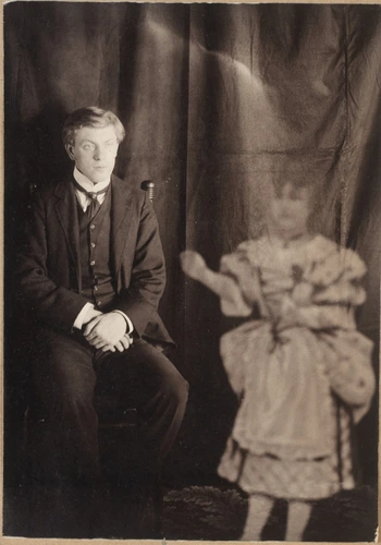 Anonyme - Photographie spirite (homme assis et spectre de jeune femme)