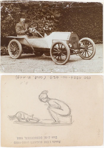 Anonyme - Photographie : Ettore Bugatti au volant de la Bugatti de 1907 et dessi...