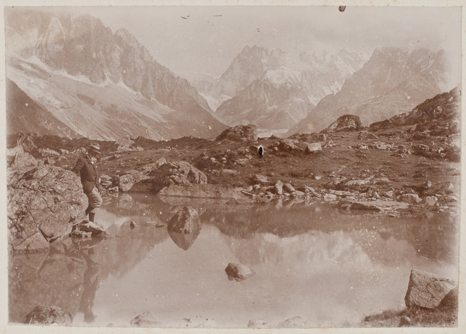 Anonyme - Un homme debout au bord d'un lac, paysage de montagne